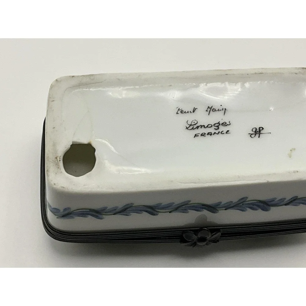 Limoges Peint Main Porcelain Hinged Floral Trinket Pill Box 3 3/8